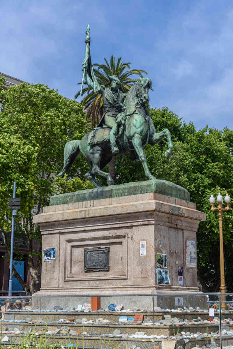 Argentina - Buenos Aires 012 - Montserrat - plaza de Mayo - monumento ecuestre al General Manuel Belgrano.jpg
